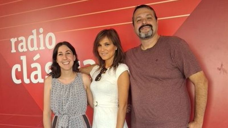Tres personas posan sonrientes ante una pared roja con el logotipo de Radio Cl�sica, incluyendo a la periodista Mar�a Jos� Solano y al locutor Mart�n Llade.