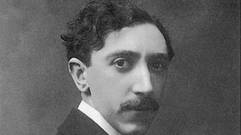 Retrato en blanco y negro del joven compositor Enrique Granados con traje formal y mirada reflexiva.