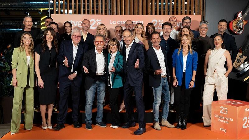 Grupo de profesionales de RTVE Catalunya posa sonriente en el plat� de presentaci�n, destacando rostros conocidos como Jordi Hurtado, Xavier Sard� y Gemma Nierga.