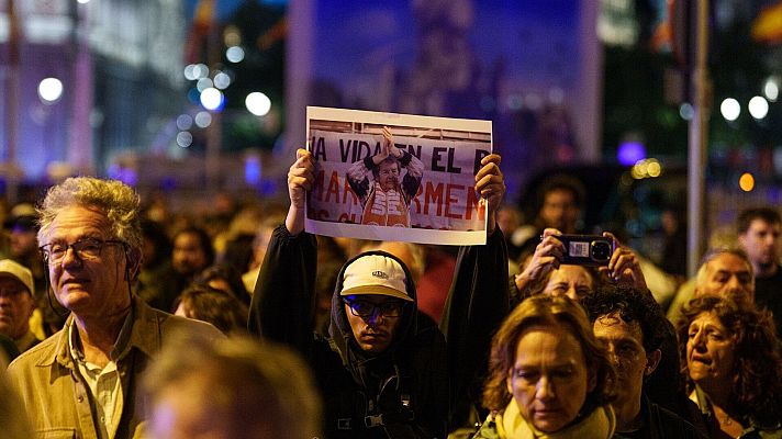Un joven sostiene un cartel con una fotografía de Maricarmen Abascal durante una manifestación en su memoria en Madrid