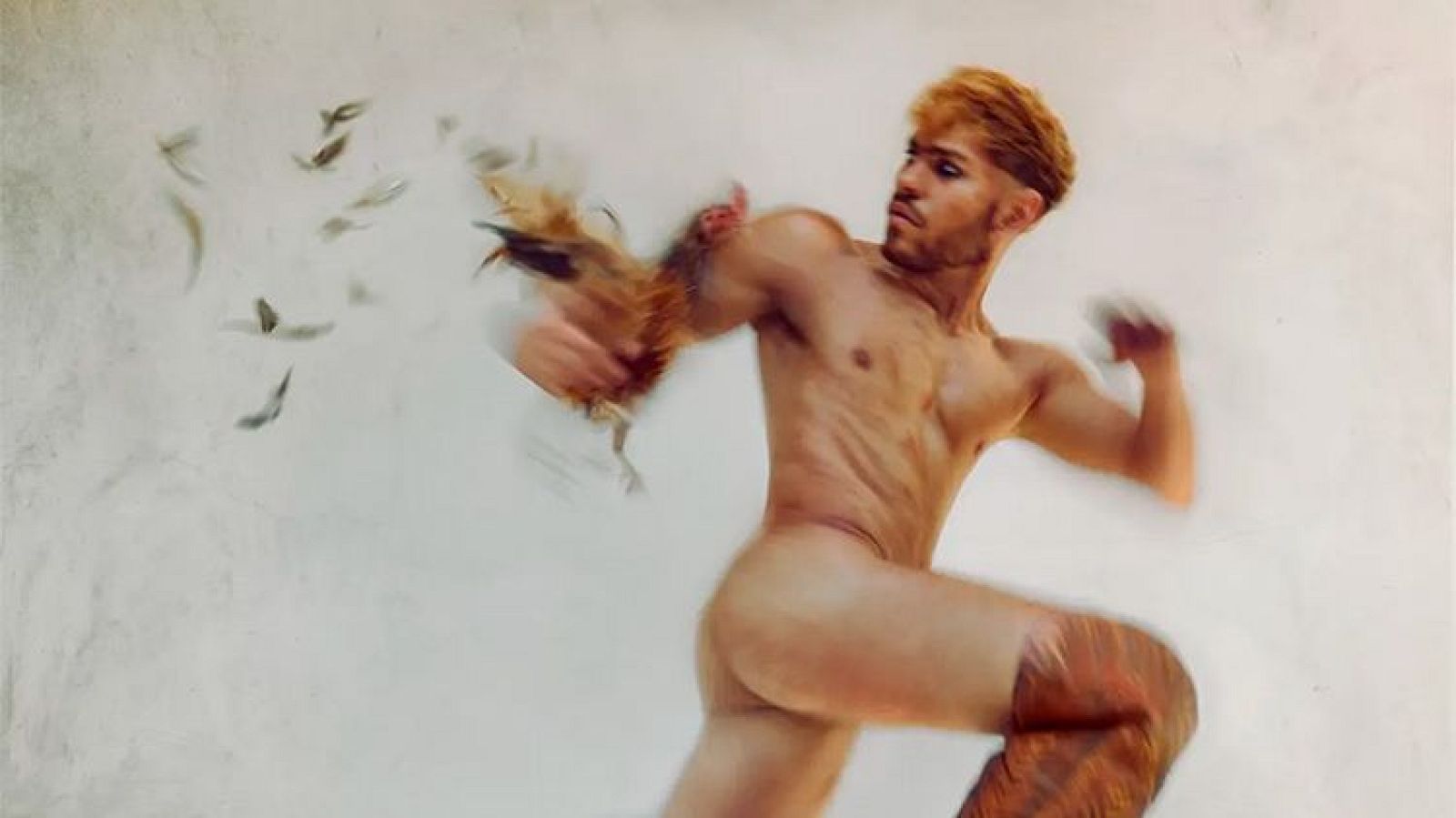 Pintura contempor�nea de un hombre joven y atl�tico en movimiento que sostiene un gallo, dispersando plumas en el aire con efecto cin�tico.