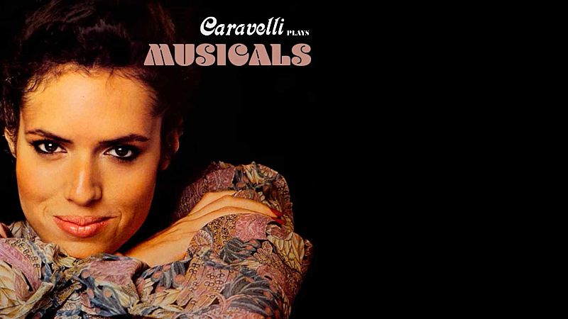 Retrato de una mujer joven sonriente sobre fondo negro, acompa�ada por el r�tulo tipogr�fico Caravelli Plays Musicals en la zona superior central.
