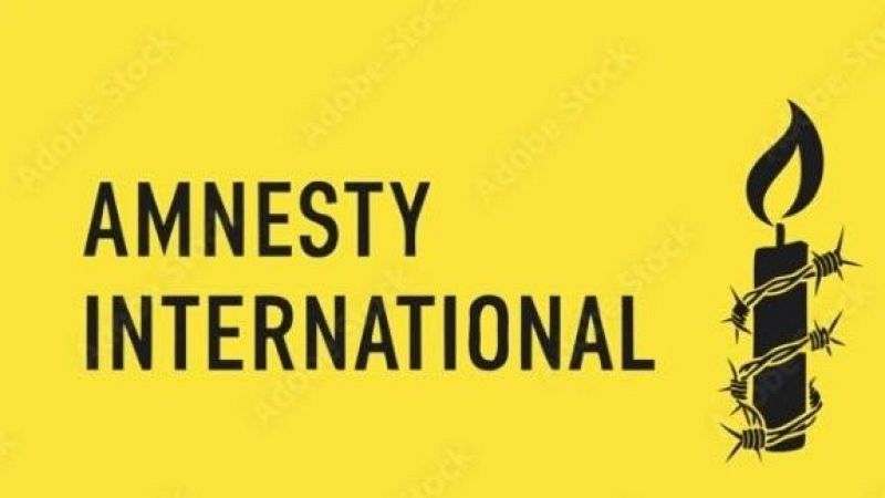 Logotipo de Amnist�a Internacional en negro sobre fondo amarillo, con el texto en dos l�neas y la vela con alambre de espino a la derecha.