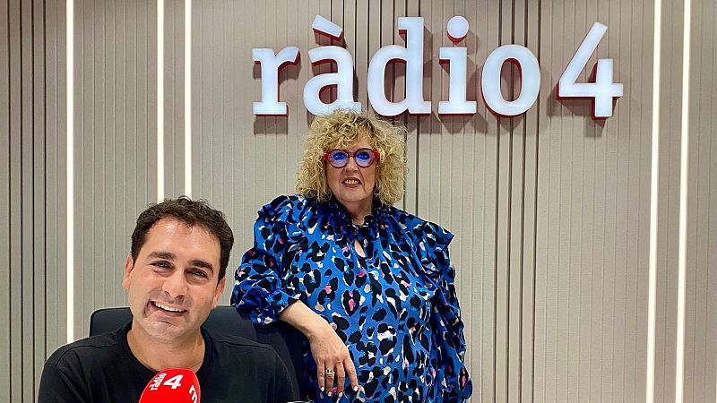 El periodista Manel Ferrer sonr�e en un estudio de radio junto a una mujer con blusa estampada, frente a un micr�fono y con el logotipo de R�dio 4 al fondo.