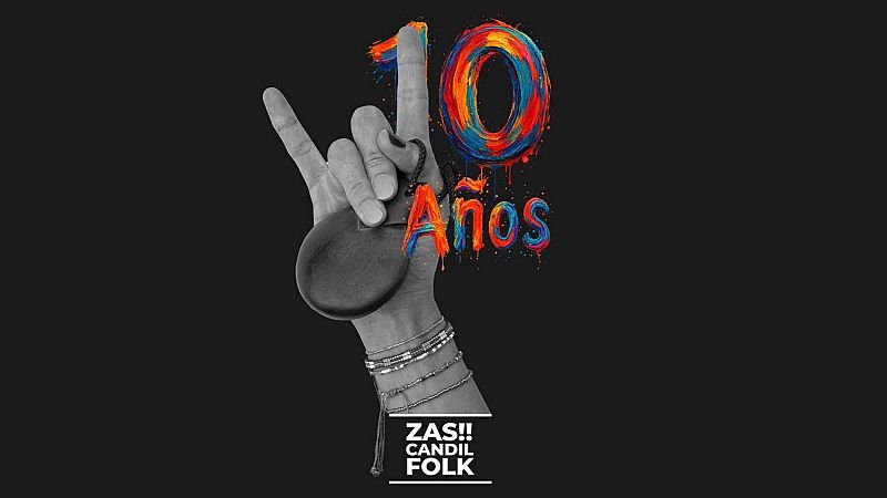 Mano en blanco y negro haciendo el gesto rockero de los cuernos mientras sostiene una casta�uela, con el texto colorido �10 A�os� y el logotipo de la banda en la parte inferior sobre fondo negro.