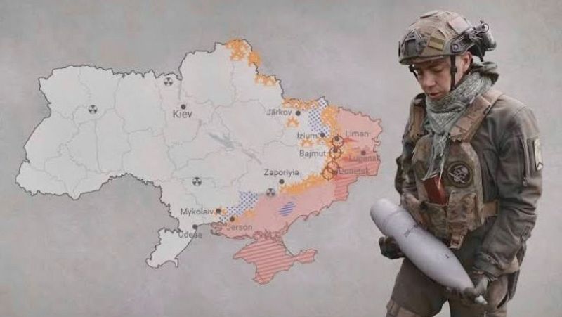 Composici�n gr�fica informativa con un mapa t�ctico de Ucrania a la izquierda y el perfil de un soldado con casco y equipamiento militar sosteniendo un proyectil a la derecha.