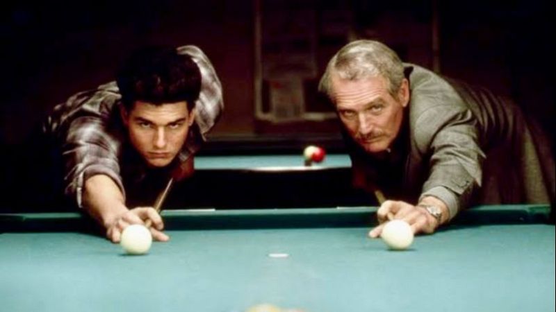 Tom Cruise y Paul Newman compiten inclinados sobre una mesa de billar con tapete verde en un fotograma de la pel�cula El color del dinero.