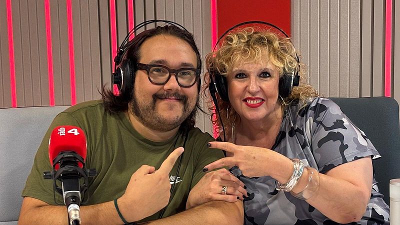 Guillem F. Mar� y Regina Do Santos sonr�en en un estudio de radio con micr�fonos y paneles ac�sticos iluminados de rojo.