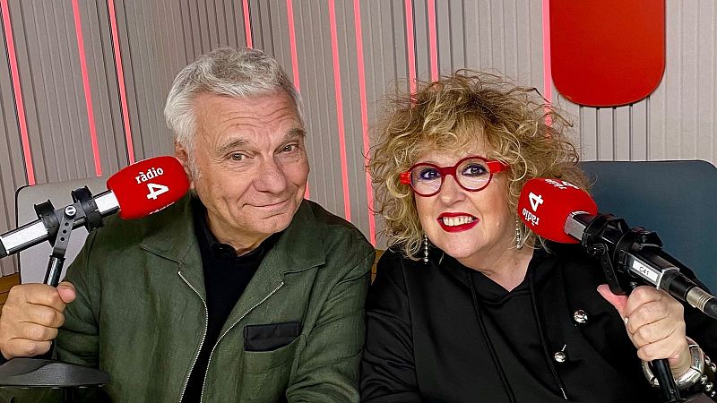 El actor Carles Sans y la periodista Gema Soriano posan sonrientes en un estudio de radio con micr�fonos de R�dio 4 y paneles ac�sticos al fondo.