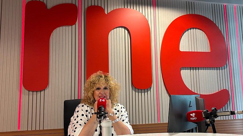 La periodista Silvia Tarragona sonr�e en un estudio de radio, frente a micr�fonos con el logotipo de R�dio 4 y bajo el gran r�tulo rojo de RNE.