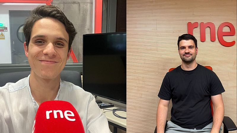 Dos j�venes en los estudios de Radio Nacional de Espa�a, uno sonriente con camisa clara y otro con camiseta negra frente a un panel ac�stico con el logotipo de RNE.