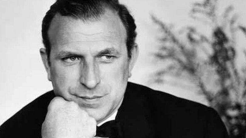 Retrato en blanco y negro del bajo-bar�tono Hans Hotter en pose reflexiva con traje formal, pajarita y expresi�n serena.