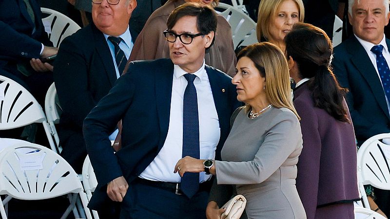 El president Illa i la presidenta de Cantàbria, María José Sáenz de Buruaga, durant la tradicional desfilada militar pel centre de Madrid