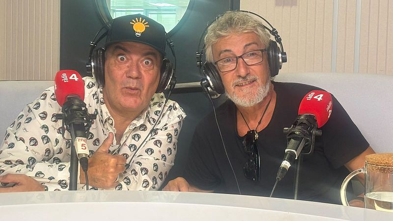 Jos� Corbacho y otro locutor en el estudio de R�dio 4, con micr�fonos rojos y auriculares durante una emisi�n.