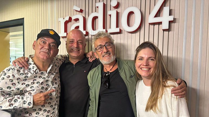 Cuatro personas posan sonrientes y abrazadas en un estudio de radio frente al logotipo de la emisora, transmitiendo un ambiente de complicidad.