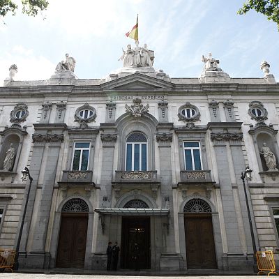 Fachada clasicista del Tribunal Supremo en Madrid con esculturas, ventanales y la inscripción visible en el friso superior.