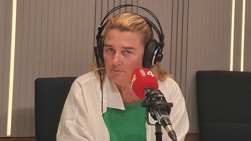 La periodista Imma Sust en un estudio de radio con auriculares y un micr�fono con el logotipo de r�dio 4.