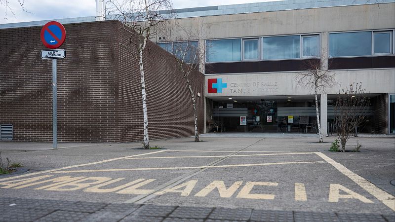 Fachada exterior del Centro de Salud Tanos - Cartes con zona de ambulancias y señal de prohibido estacionar.