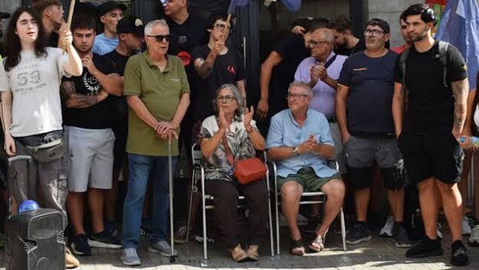 Francisco i Milagros, jubilats de Badalona: "Tenim el pis pagat fa 40 anys i ens volen fer fora"