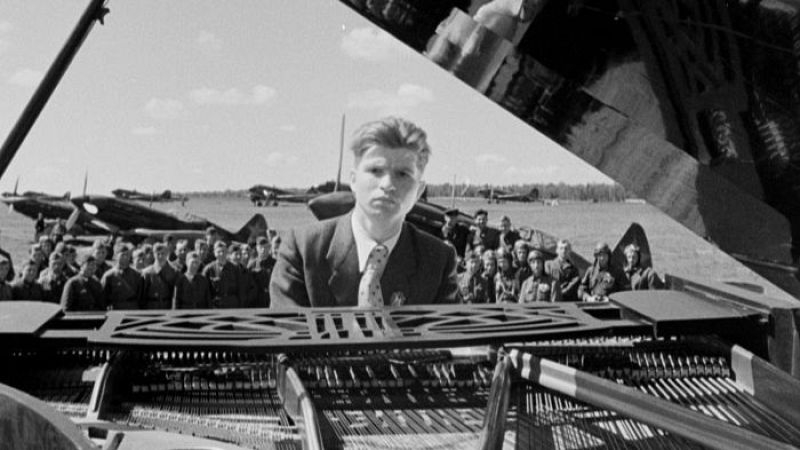 El pianista Emil Guilels toca un piano de cola ante soldados y pilotos en un aer�dromo militar durante la Segunda Guerra Mundial.