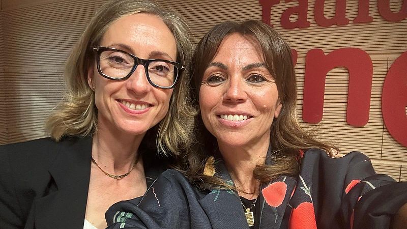 Primer plano de un selfi entre dos mujeres sonrientes en un estudio de radio, con la periodista Susana Santaolalla a la izquierda y la escritora Marta San Miguel a la derecha.