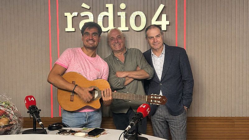 Tres hombres sonrientes posan en un estudio de radio con micr�fonos y el logotipo de R�dio 4 al fondo.
