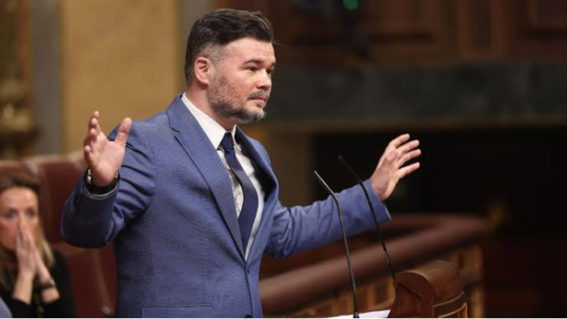 Plano medio de Gabriel Rufi�n gesticulando de pie en la tribuna del Congreso de los Diputados, vistiendo traje azul claro y camisa blanca.