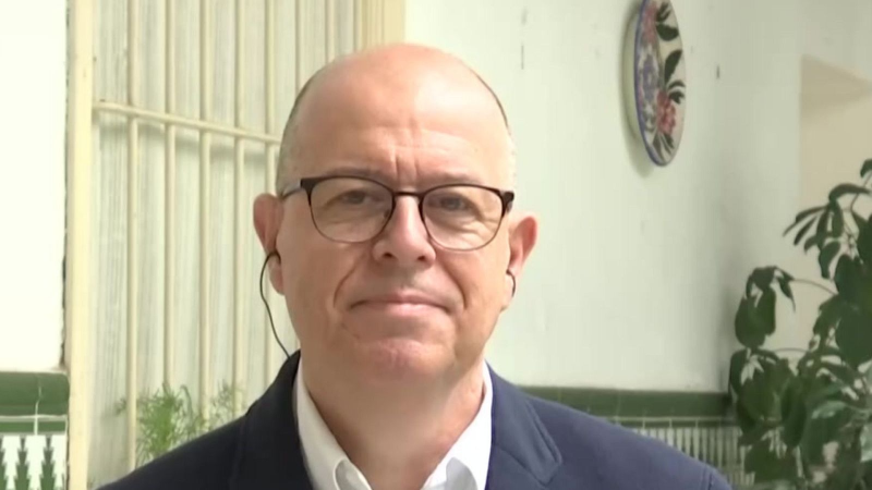 El pol�tico Jos� Zaragoza aparece en un plano medio corto con americana azul, camisa blanca y gafas, frente a un fondo con azulejos tradicionales.
