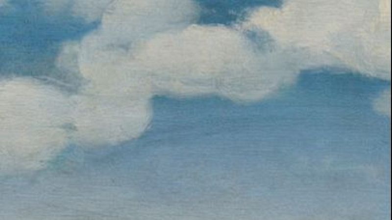 Detalle de una pintura que representa un cielo azul claro surcado por nubes blancas y suaves con textura granulada.