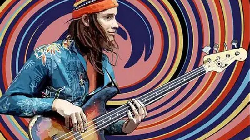 Ilustraci�n psicod�lica y retro de Jaco Pastorius tocando su bajo el�ctrico con una cinta naranja y camisa azul ante un fondo de espirales de colores vibrantes.
