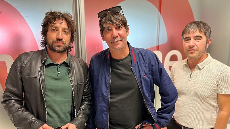 Plano medio de los tres músicos de Lori Meyers posando juntos ante la cámara con ropa informal y cazadoras.