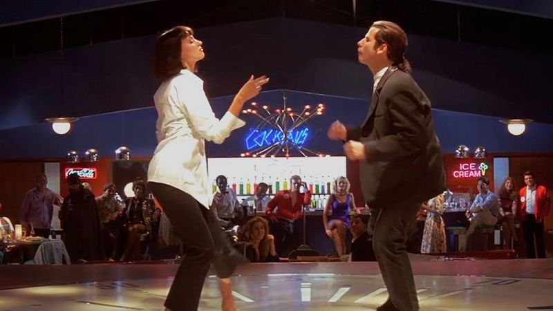 Mia Wallace y Vincent Vega bailan el twist descalzos en una pista circular de un restaurante retro de los a�os 50.
