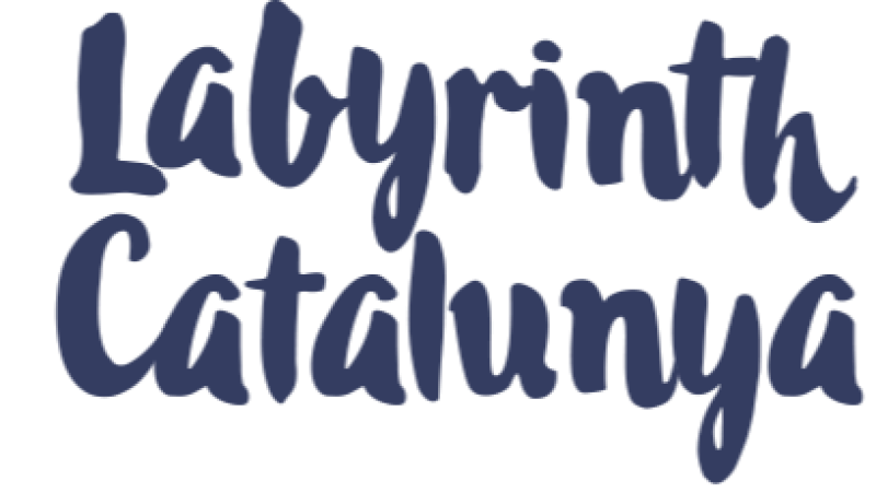 Logotipo textual en dos l�neas con tipograf�a caligr�fica azul marino oscuro que muestra las palabras "Labyrinth" y "Catalunya".