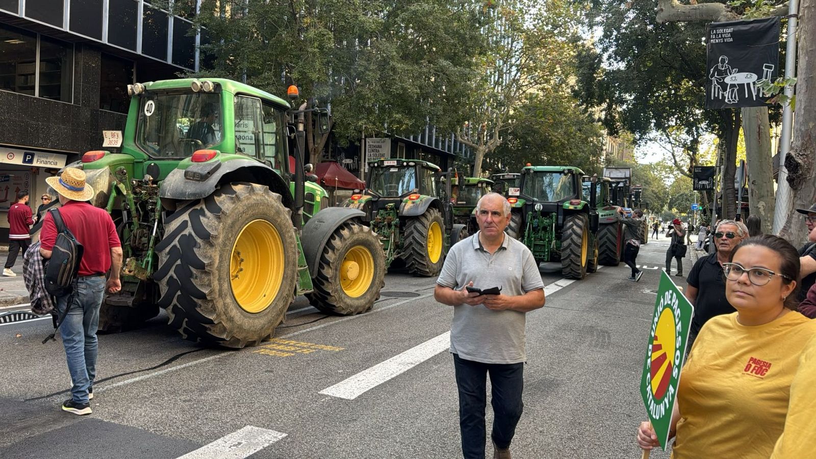 Manifestants amb els tractors pel centre de Barcelona