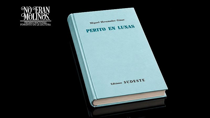Libro de tapa dura azul celeste titulado �PERITO EN LUNAS� de Miguel Hern�ndez Giner, sobre fondo negro brillante.