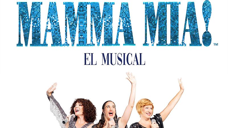 Cartel teatral de Mamma Mia! con tres actrices sonrientes vistiendo trajes de lentejuelas y sosteniendo micr�fonos sobre fondo blanco.