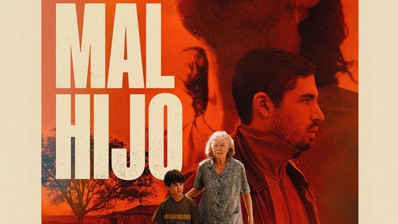 Cartel cinematogr�fico en tonos rojizos con el t�tulo vertical "MAL HIJO", un hombre joven de perfil y dos figuras caminando en un paisaje rural al atardecer.