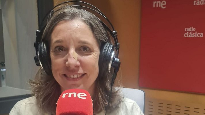 Llucia Ramis es periodista y escritora, autora de Un metro cuadrado, libro galardonado con el cuarto premio de No Ficción Libros del Asteroide.