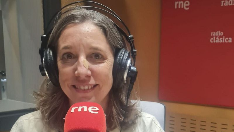 Llucia Ramis es periodista y escritora, autora de Un metro cuadrado, libro galardonado con el cuarto premio de No Ficción Libros del Asteroide.