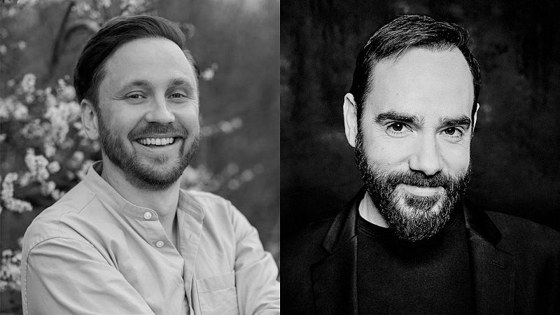 D�ptico en blanco y negro con los retratos del pianista Denis Kozhukhin sonriendo al aire libre y del director de orquesta Lucas Mac�as Navarro con expresi�n seria en estudio.