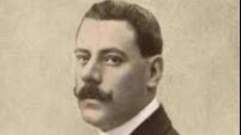 Retrato fotogr�fico en tono sepia de principios del siglo XX que muestra al dramaturgo Enrique Garc�a �lvarez con bigote espeso y traje formal.