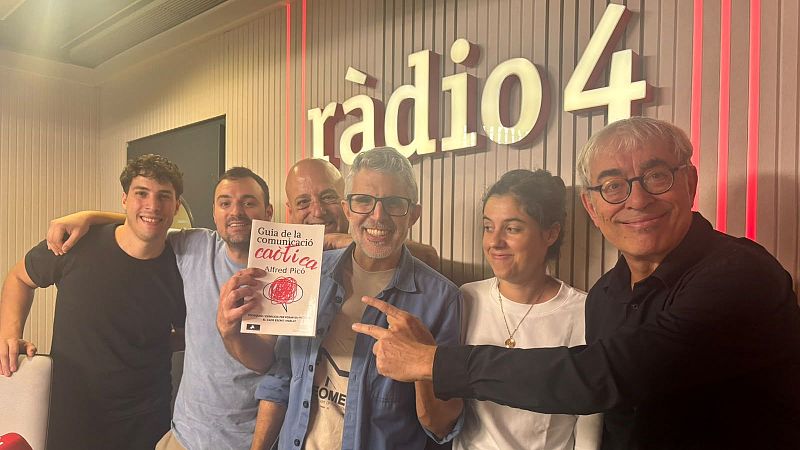 Seis personas posan sonrientes en un estudio de radio, mostrando un ejemplar del libro Guia de la comunicaci� ca�tica de Alfred Pic�.