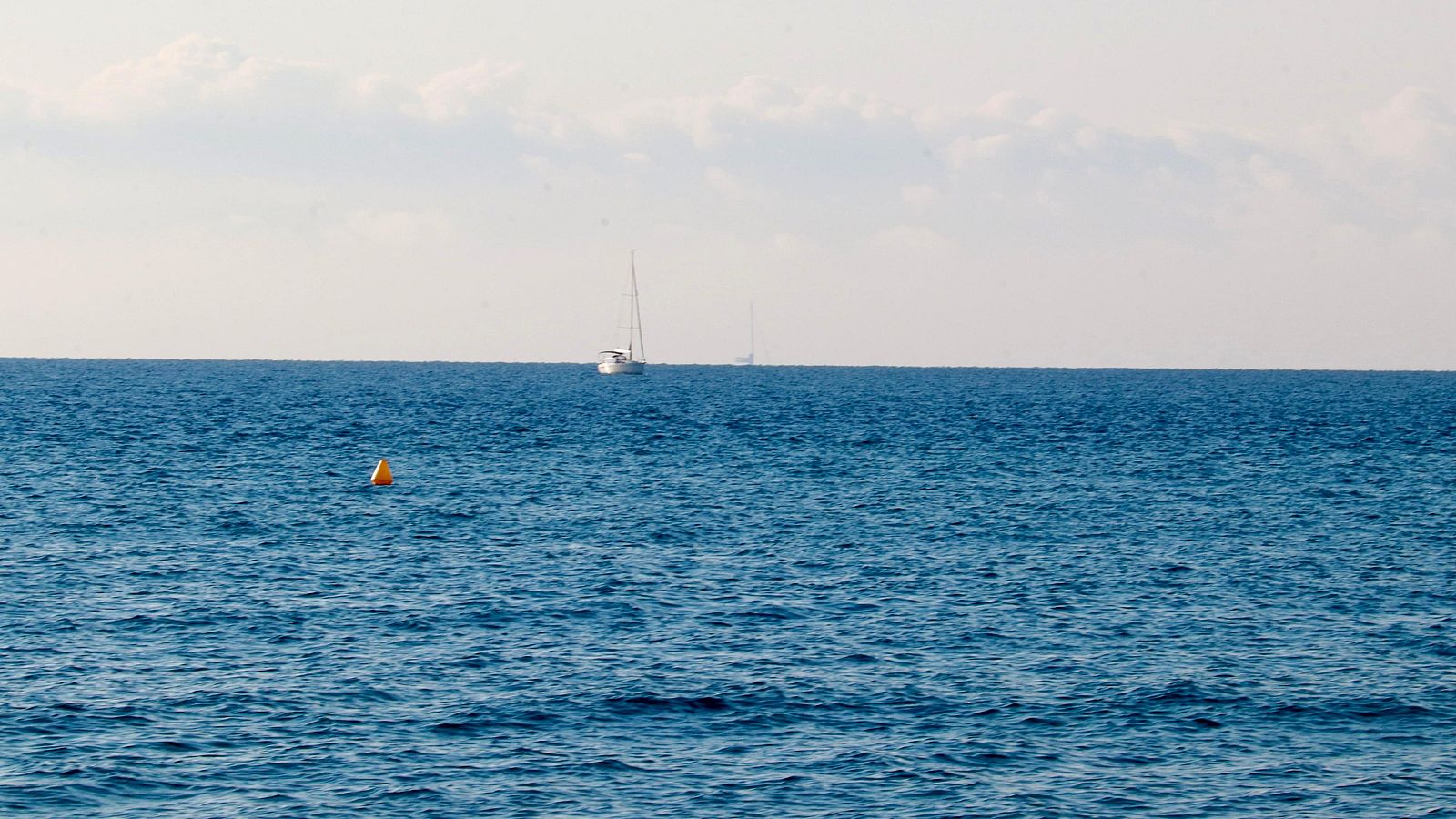 Una embarcació mar endins a l’altura de Port Ginesta