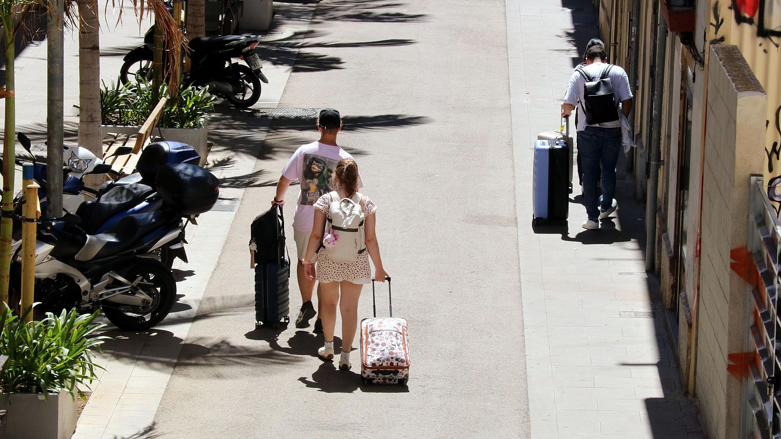 Un conjunt de turistes amb maletes per Barcelona