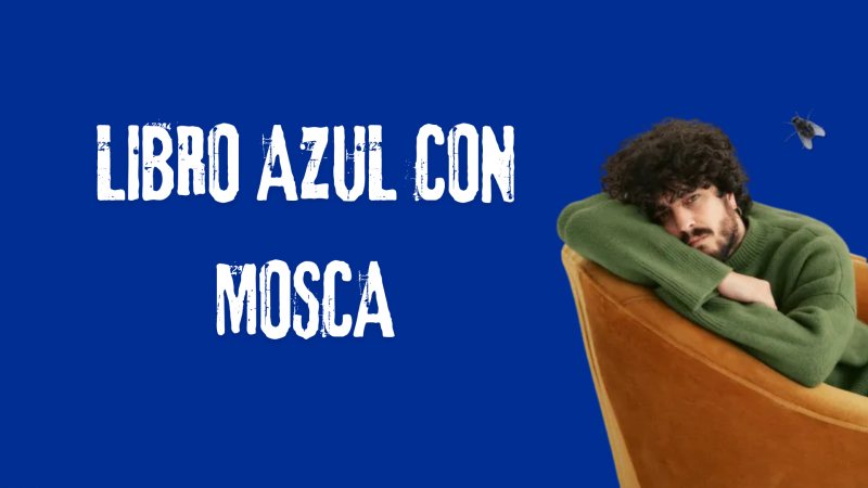 Hombre joven con cabello rizado y barba, vestido de verde oliva, apoyado en un sill�n junto al texto �LIBRO AZUL CON MOSCA� y una mosca sobre fondo azul.