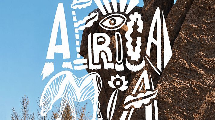 Paisaje natural de formaciones rocosas bajo cielo azul con una tipografía artística blanca que forma ÁFRICA MIA y elementos como un ojo místico y una cebra.