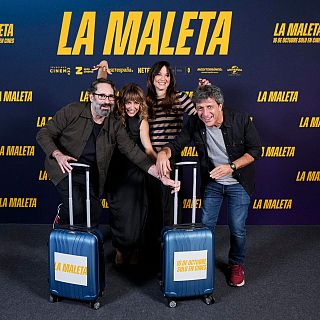 Un mal hijo, una maleta y una invitaci�n �se puede pedir algo m�s?