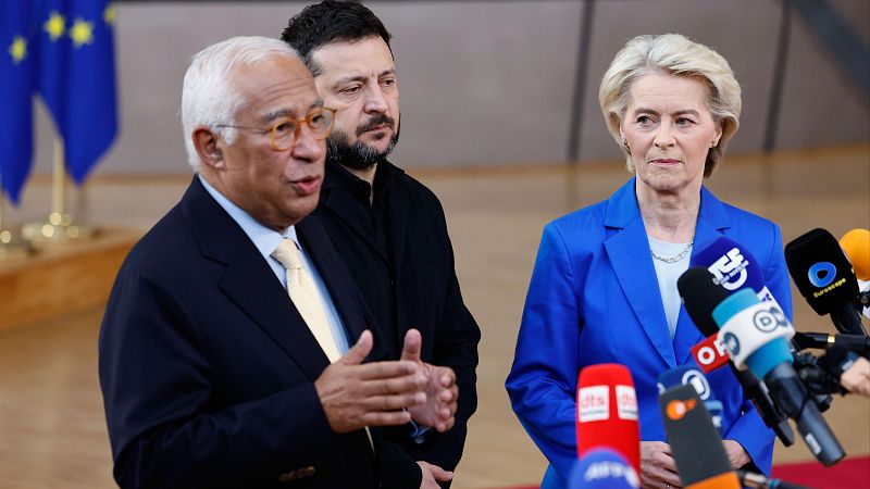 António Costa gesticula hablando junto a Volodímir Zelenski y Ursula von der Leyen ante múltiples micrófonos de prensa y banderas de la UE.