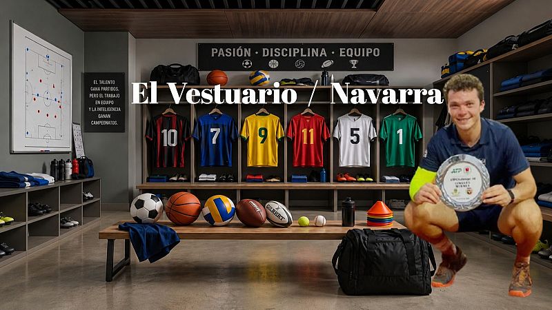 El tenista Iñaki Montes de la Torre sostiene un trofeo ATP en un vestuario deportivo con taquillas, camisetas y balones.