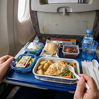 Sabem el motiu pel qual el menjar d'avió té pitjor gust